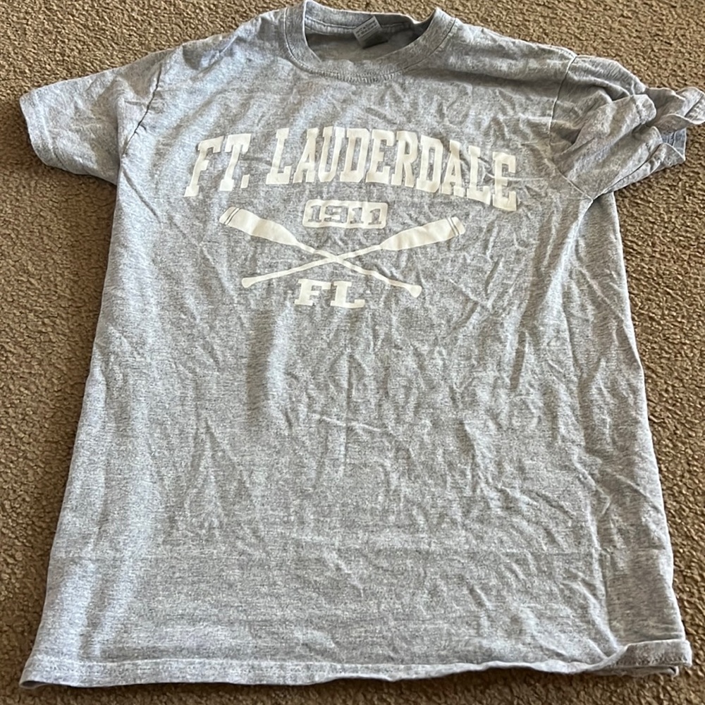 Grey, T-Shirt, Size small, Brand: Gildan